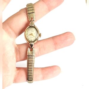 Vintage Gruen 10K Gold Plated Sleek Ladies Grandma Core Feminine Oval Face Watch